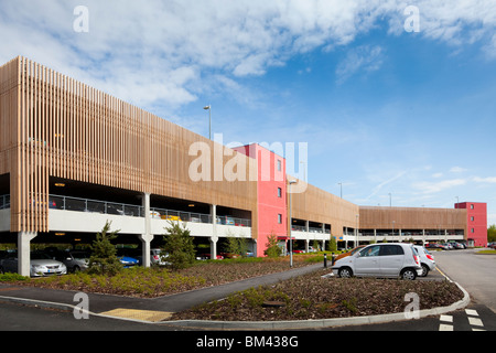 Édifices de quatre étages parking Banque D'Images