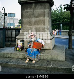 Femme MATURE À JOUER DE L'accordéon Irlande Dublin Banque D'Images