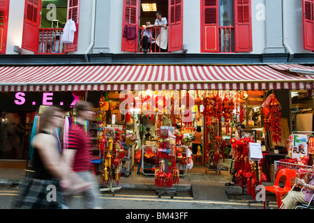 Boutique vendant des décorations du Nouvel An chinois sur Smith Street, Chinatown, Singapour Banque D'Images