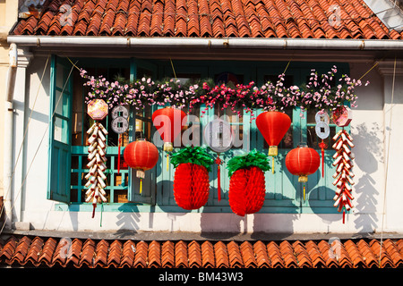 Décorations du Nouvel An chinois sur un magasin dans la région de Kampong Glam, Singapour Banque D'Images