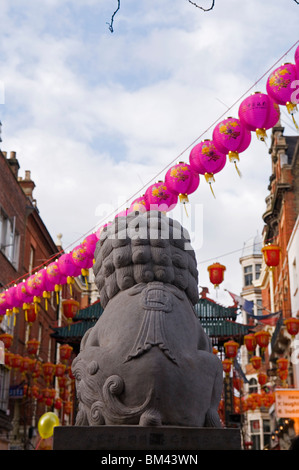 Pierre Lion stature dans China Town, le festival du Nouvel An chinois 2010 London England UK Banque D'Images