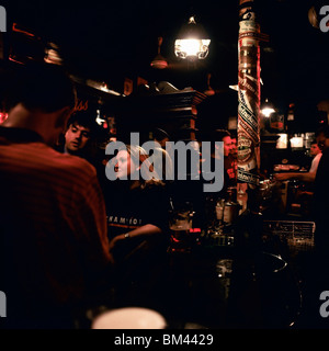 Les gens de O'DONOGHUE'S PUB DUBLIN IRLANDE EUROPE Banque D'Images