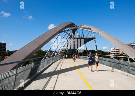 Le Pont de bonne volonté qui relie la rive Sud avec la ville des jardins botaniques. South Bank, Brisbane, Queensland, Australie Banque D'Images