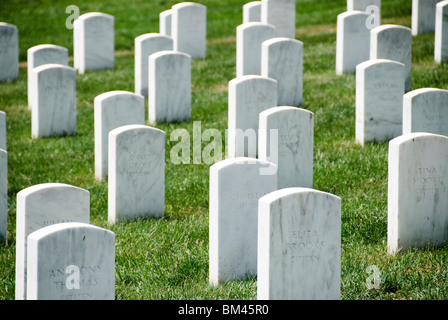 ARLINGTON, Virginie, États-Unis — des rangées de pierres tombales en marbre blanc s'étendent sur le terrain du cimetière national d'Arlington, créant un paysage solennel et visuellement saisissant. Ces pierres tombales en uniforme marquent les derniers lieux de repos des militaires américains, hommes et femmes, ainsi que des civils notables. Le cimetière méticuleusement entretenu est un hommage puissant à ceux qui ont servi les États-Unis, offrant un lieu de mémoire et de réflexion sur les sacrifices consentis pour la nation. Banque D'Images