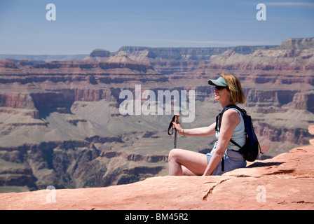 Female hiker à Cedar Ridge sur le sentier Kaibab Sud South Rim Grand Canyon National Park Arizona USA Kimberly Paumier M. Banque D'Images