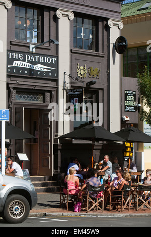 Les gens assis dehors le Patriot pub à Devenport, Auckland, île du Nord, Nouvelle-Zélande Banque D'Images