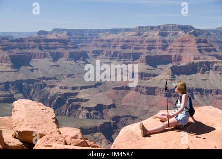 Female hiker à Ooh-Aah Point South Kaibab Trail south rim Grand Canyon National Park Arizona USA Kimberly Paumier M. Banque D'Images