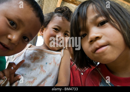 Sweet enfants thaïlandais s'amusant avec l'appareil photo. Banque D'Images