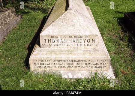 Tombe de Stinsford cimetière où le coeur de Thomas Hardy a été enterré. Ses cendres sont dans Poet's Corner à l'abbaye de Westminster Banque D'Images