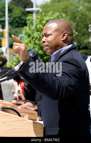 Le sénateur de l'État de New York, Eric Adams, parlant à la Brooklyn Public Library à Grand Army Plaza, à Brooklyn, le 15 mai, 2010 Banque D'Images
