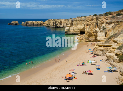 Le Portugal, l'Algarve, l'une des petites plages isolées, près de Albufeira Praia da Coelha Banque D'Images