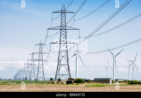 Parc éolien et pylônes électriques, Walland Marsh, Kent, Angleterre Banque D'Images