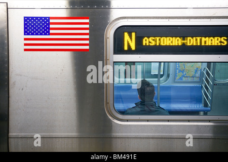 États-unis d'Amérique, New York, New York, Manhattan, la station de métro et train en mouvement Banque D'Images