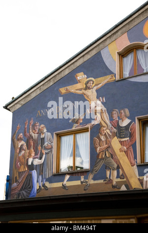 Un bâtiment montre une représentation de Jésus Christ sur la croix à Oberammergau, Bavière, Allemagne. Banque D'Images