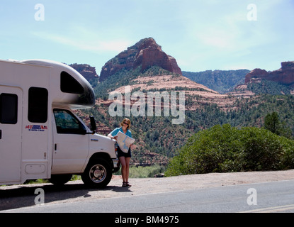 Woman Reading map RV location véhicule de plaisance croisière en Amérique à Oak Creek Canyon Sedona Arizona USA Kimberly Paumier M. Banque D'Images