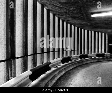 Une spirale de béton sortie de parking à St Albans Banque D'Images