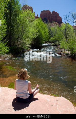 Femme méditant sur un point de la rivière Oak Creek vortex Red Rock State Park juste en dehors de Sedona Arizona USA Kimberly Paumier M. Banque D'Images