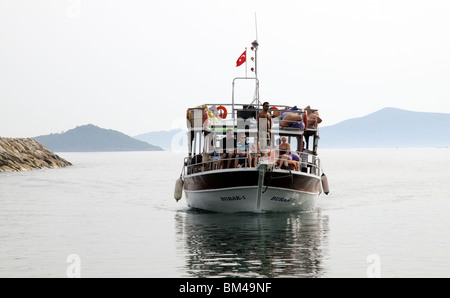 Les passagers sur une goélette en bois à flot sur un voyage sur la mer au large de près de Turgutreis Bodrum Turquie Banque D'Images