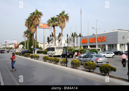 supermarche turque migros magasin mm dans la rue principale de turgutreis pres de bodrum dans la region egeenne de la turquie photo stock alamy