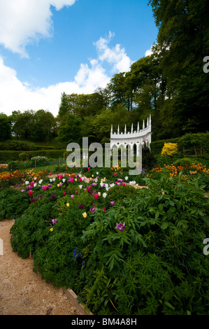 Les couleurs de l'image de fleurs de printemps à l'Exedra jardin à Painswick Rococo Garden dans les Cotswolds, Royaume-Uni Banque D'Images