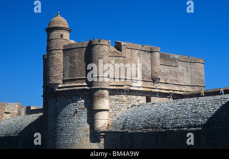 Garder dans le sud de remparts du Fort Espagnol ou forteresse de Salses (c15e), près de Perpignan, Sud Ouest France Banque D'Images