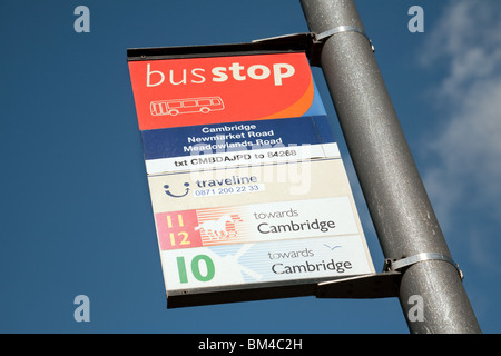 Un bus stop, Cambridge against a blue sky Banque D'Images