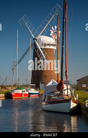 Pompe éolienne drainage Horsey et bateaux amarrés sur l'staithe Banque D'Images