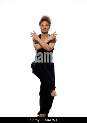 Femme mature praticing tai chi chuan en studio sur fond blanc isolé Banque D'Images