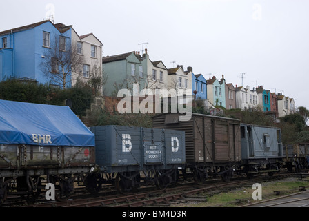 Maisons colorées bordant la voie ferrée de la gare le port de Bristol, Angleterre, Royaume-Uni Banque D'Images