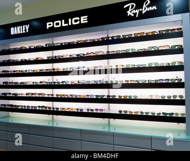 Designer sunglasses en exposition dans un magasin Banque D'Images