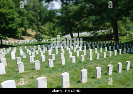 ARLINGTON, Virginie, États-Unis — des rangées de pierres tombales en marbre blanc s'étendent sur le terrain du cimetière national d'Arlington, créant un paysage solennel et visuellement saisissant. Ces pierres tombales en uniforme marquent les derniers lieux de repos des militaires américains, hommes et femmes, ainsi que des civils notables. Le cimetière méticuleusement entretenu est un hommage puissant à ceux qui ont servi les États-Unis, offrant un lieu de mémoire et de réflexion sur les sacrifices consentis pour la nation. Banque D'Images