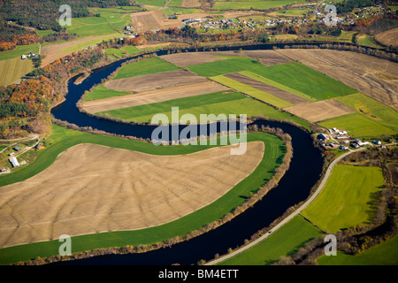 La Connecticut river coule à travers les terres agricoles dans la région de Newbury, Vermont et Haverhill, New Hampshire. Vue aérienne. Banque D'Images