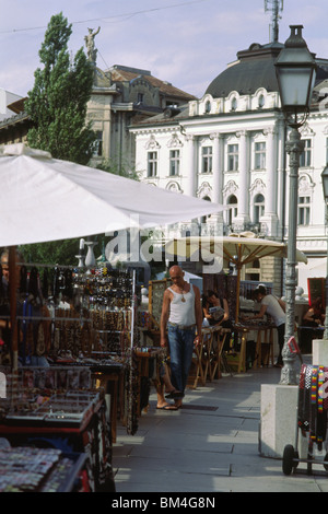 Ljubljana, Slovénie, le 15 juin 2009 -- Street Cankarjevo nabrezje) (le long de la rivière Ljubljanica. Banque D'Images