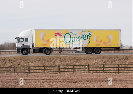 Un camion transportant des marchandises pour Walker's et la promotion de croches, qui se déplacent le long de l'autoroute A1. Banque D'Images