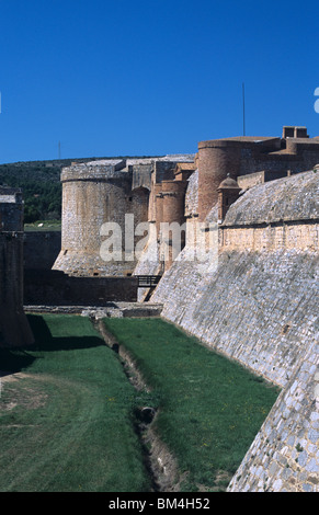 Douves, remparts sud, murs et entrée privée, Spanish Fort ou forteresse de Salses (c15e), près de Perpignan, Sud Ouest France Banque D'Images