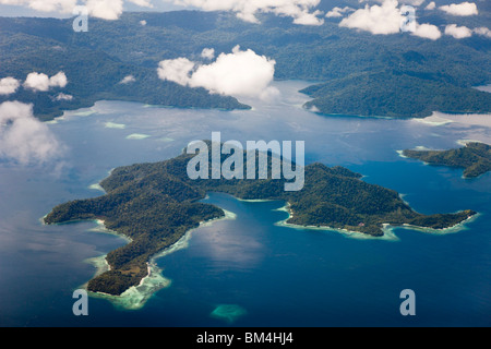 Îles près de Sorong, Raja Ampat, Papouasie occidentale, en Indonésie Banque D'Images