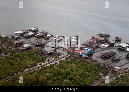 Village de l'eau près de Sorong, Raja Ampat, Papouasie occidentale, en Indonésie Banque D'Images