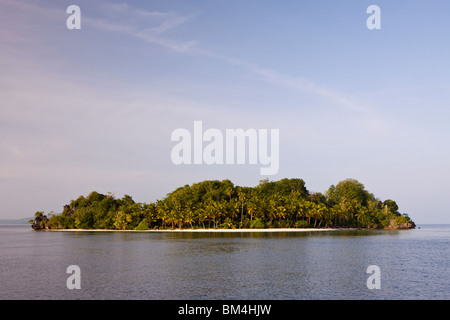 Îles près de Sorong, Raja Ampat, Papouasie occidentale, en Indonésie Banque D'Images