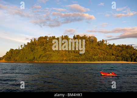 Îles près de Sorong, Raja Ampat, Papouasie occidentale, en Indonésie Banque D'Images