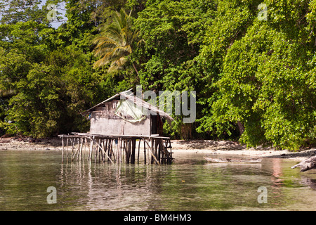 Maison sur pilotis sur l'île près de Sorong, Raja Ampat, Papouasie occidentale, en Indonésie Banque D'Images