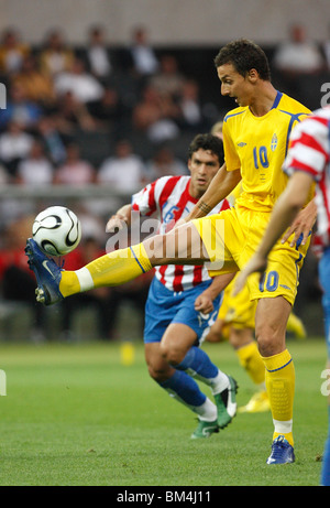 La Suède de Zlatan Ibrahimovic frappe la balle au cours d'une Coupe du Monde 2006 match de football contre le Paraguay le 15 juin 2006. Banque D'Images