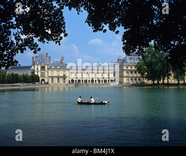 Vue du lac de l'impressionnant palais de Fontainebleau, l'un des plus grands châteaux de la royale française Banque D'Images