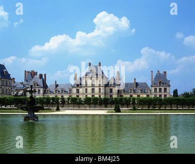 Vue du lac de l'impressionnant palais de Fontainebleau, l'un des plus grands châteaux de la royale française Banque D'Images