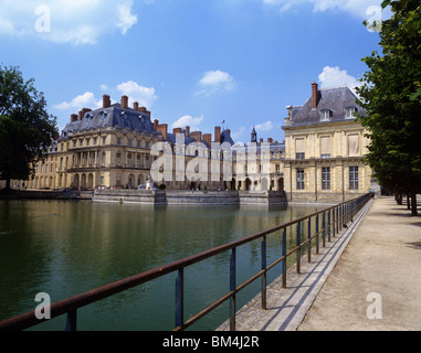 Vue du lac de l'impressionnant palais de Fontainebleau, l'un des plus grands châteaux de la royale française Banque D'Images