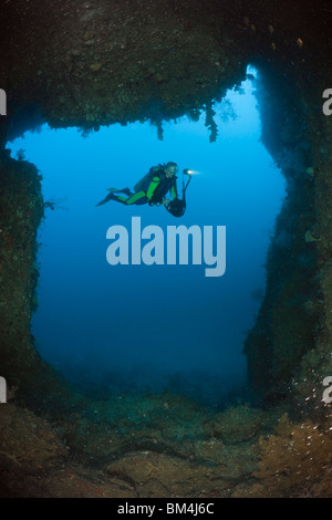 Scuba Diver en grotte, Raja Ampat, Papouasie occidentale, en Indonésie Banque D'Images