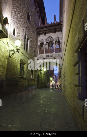 Pont des Soupirs à Carrer del Bisbe, Barcelone, Catalogne, Espagne Banque D'Images