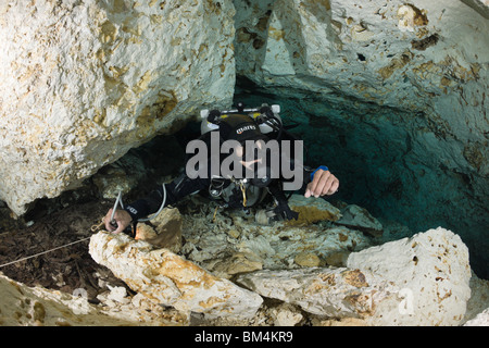 Cave Diver dans Chac Mool Cénote, Playa del Carmen, péninsule du Yucatan, Mexique Banque D'Images