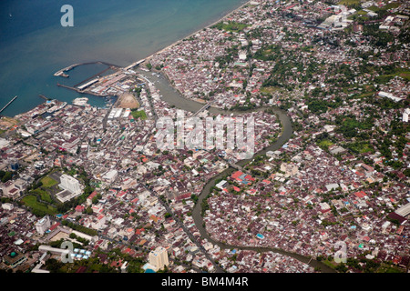 Vue aérienne de Manado, nord de Sulawesi, Indonésie Banque D'Images