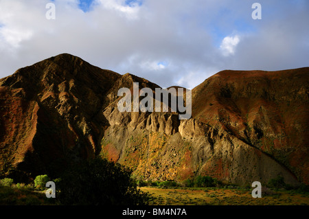 La lumière du soleil brille sur une falaise d'une chaîne de montagnes. La Californie, USA Banque D'Images