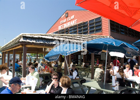 Diners de manger les crabes de la baie de Chesapeake à la griffe Crabe Restaurant baie de Chesapeake St Michaels dans le Maryland MD USA Banque D'Images